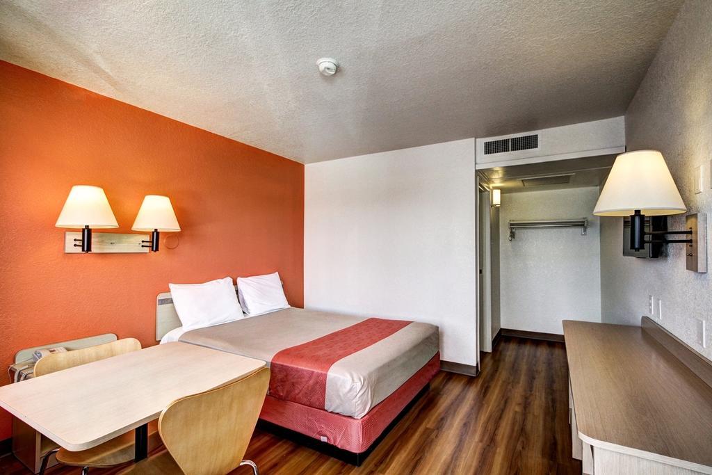 Motel 6 וולס מראה חיצוני תמונה