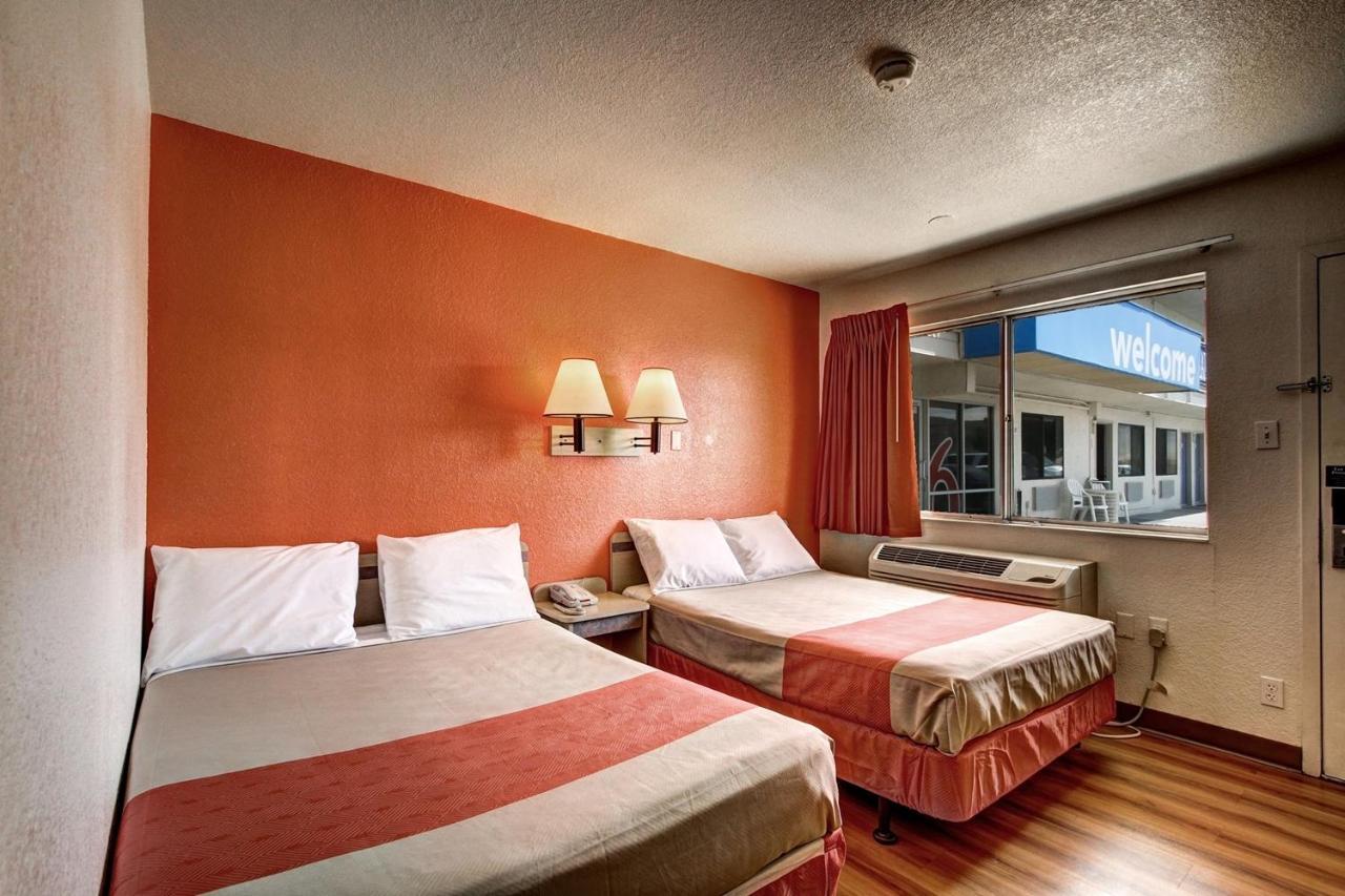 Motel 6 וולס מראה חיצוני תמונה